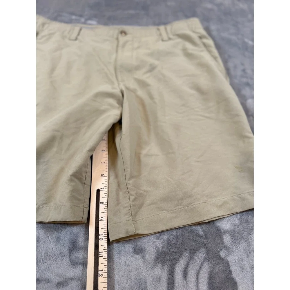 Under Armour Men's HeatGear Loose Fit Flat Front Tan Shorts Size 40 Golf Casual
